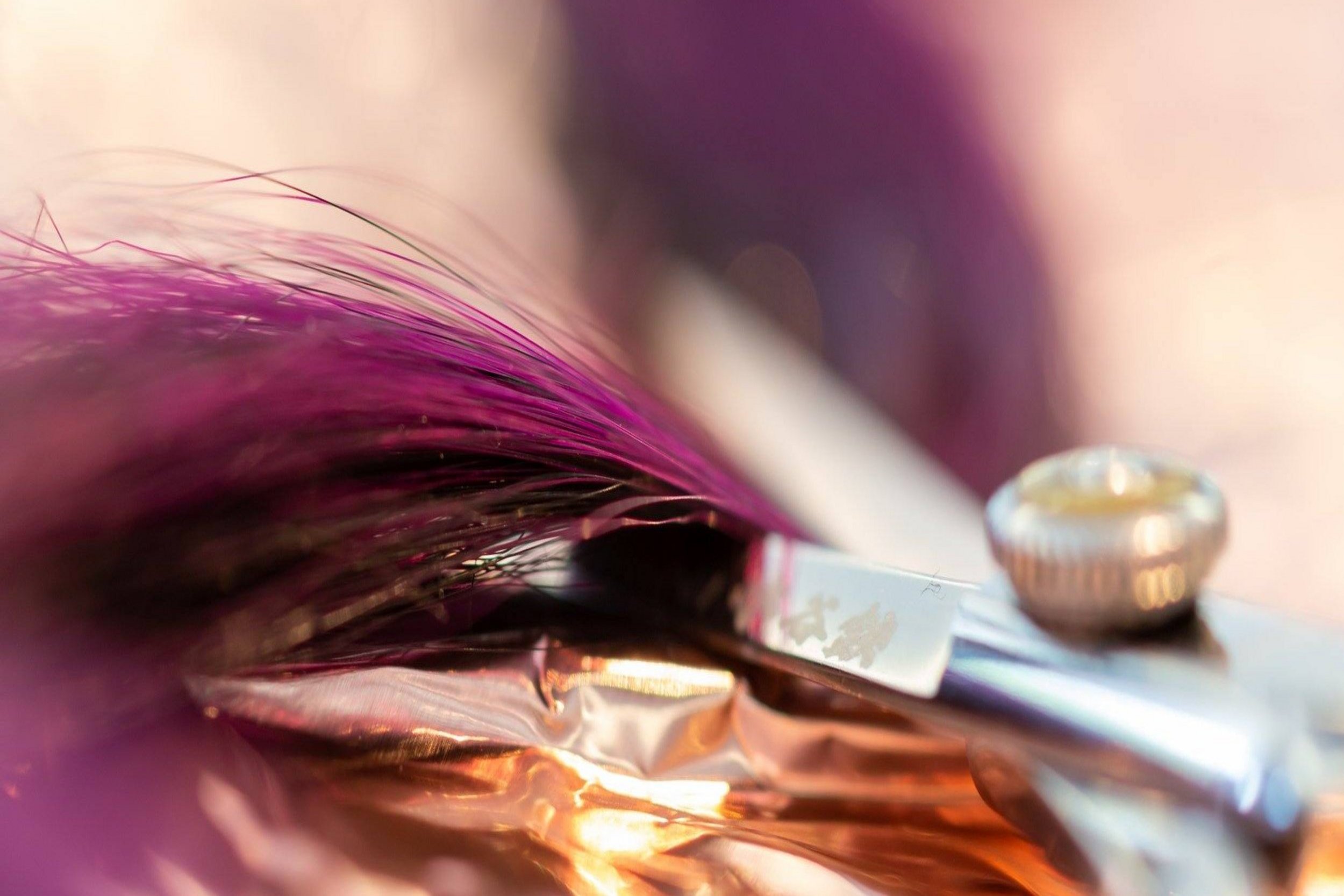 Friseur Schere mit lila Haarsträhne